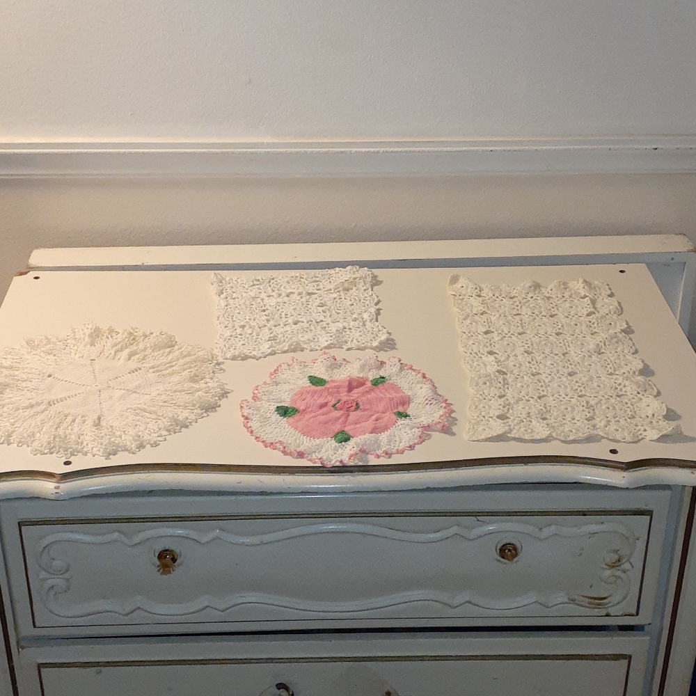 4 DOILIES Collection Crochet White Pink Floral Grannycore Cottagecore Dainty VNT - Picture 2 of 9